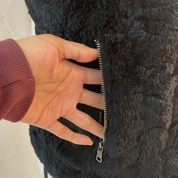 Armani Exchange Faux Fur Vest Size Small - Picture 2 of 5